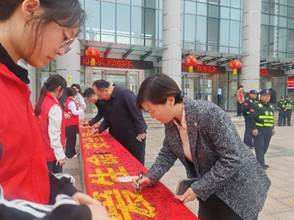 男人抱着小孩AI 生成的内容可能不正确。